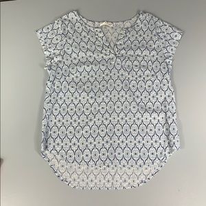 Capped Sleeve V-neck by Kenar